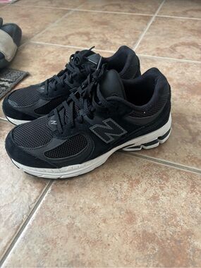 2002 R New Balance Black Athletic Sneakers